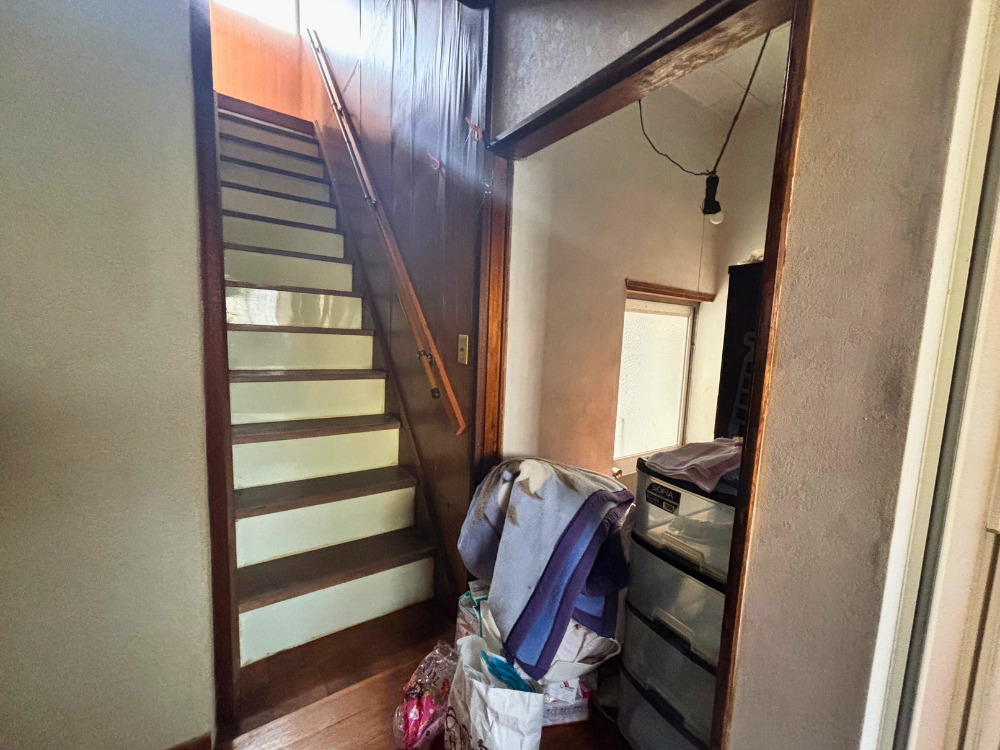 中野町中古住宅階段